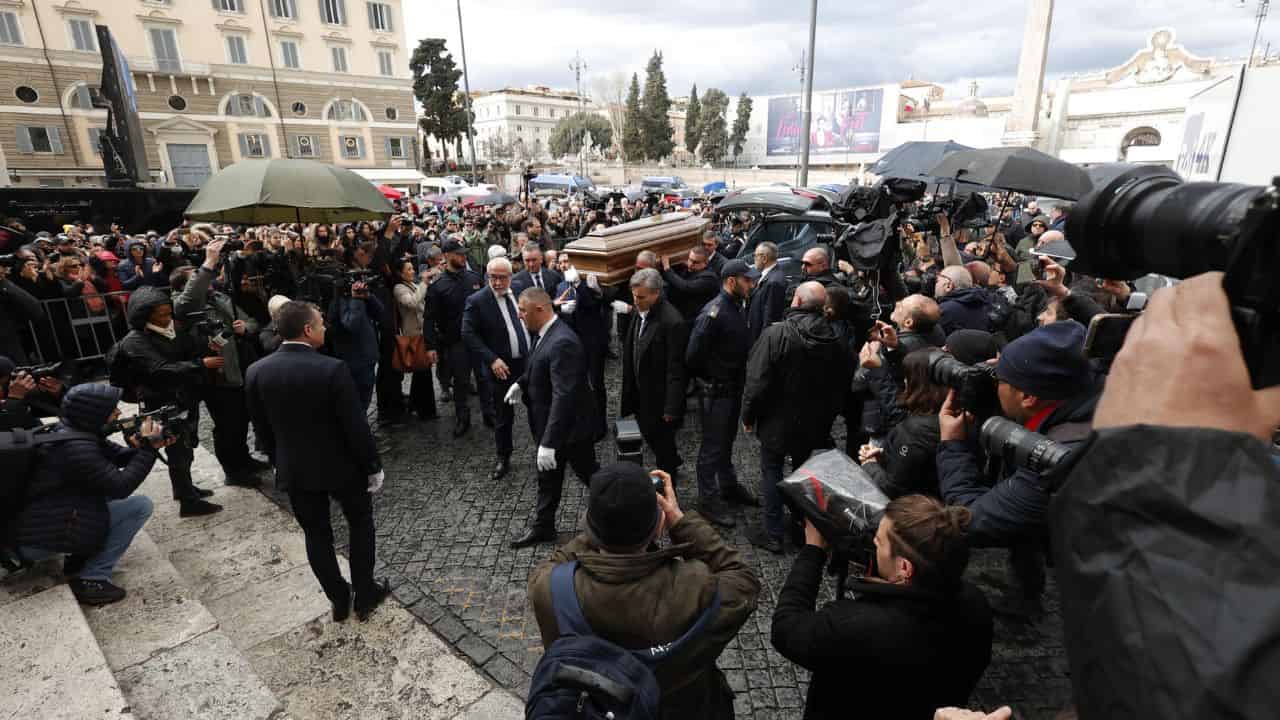 L'arrivo del feretro di Maurizio Costanzo