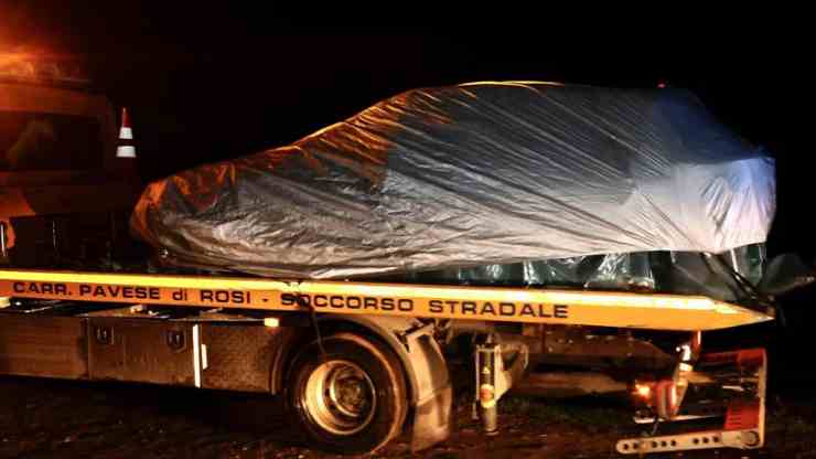 L'auto bruciata viene portata via