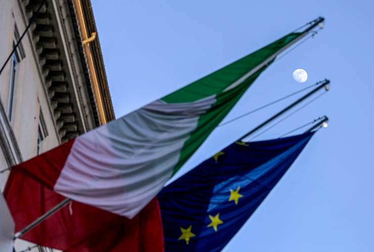 Le bandiere italiana ed europea sulla facciata di Palazzo Chigi durante la riunione del Consiglio dei Ministri sul dl Autonomia