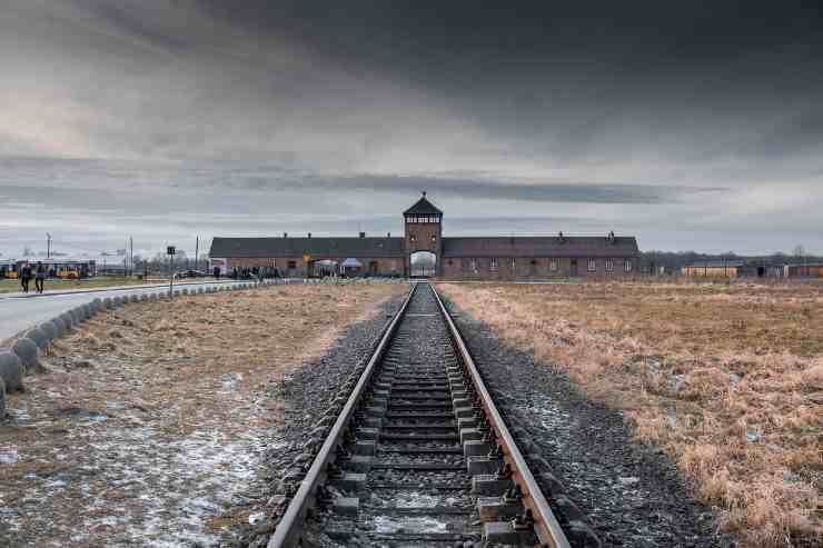 L'ingresso del campo di concentramento di Aushwitz