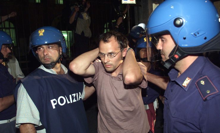 Manifestante arrestato alla scuola Diaz, Genova 2001