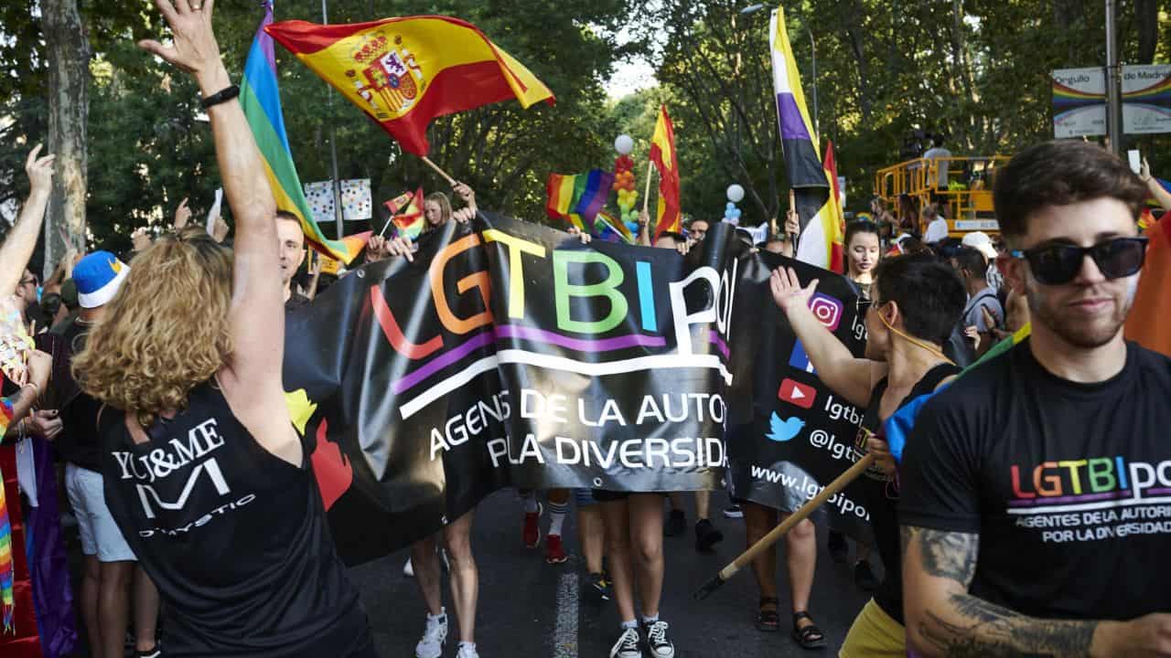 Manifestanti per i diritti LGBQT+ a Madrid