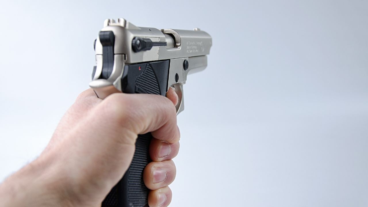 Mano che impugna pistola