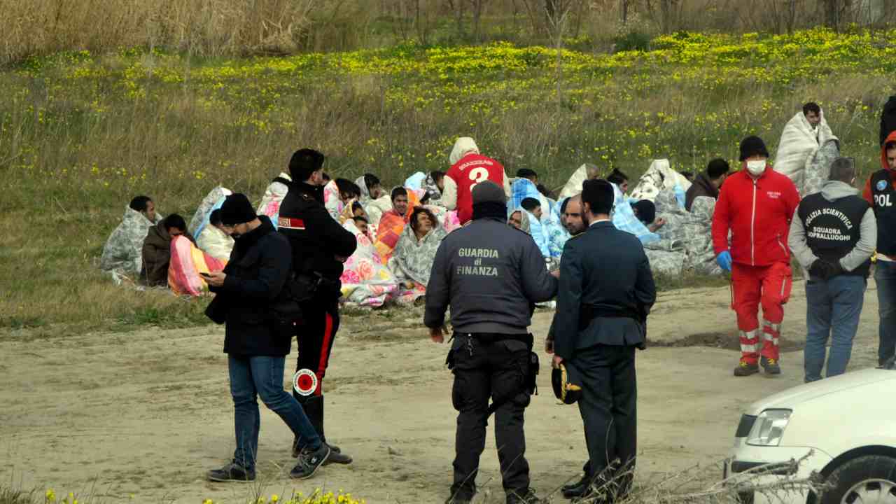 Migranti soccorsi nel Crotonese