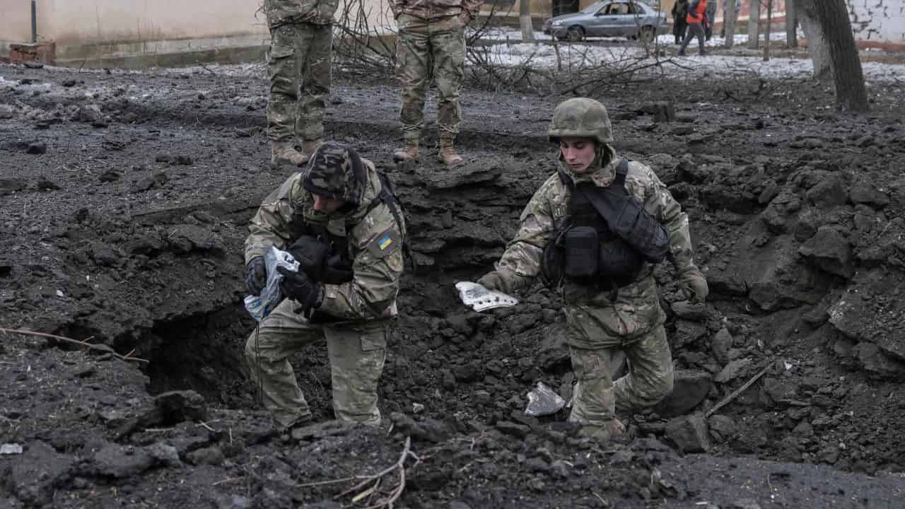 Militari dopo l'attacco a Kramatorsk