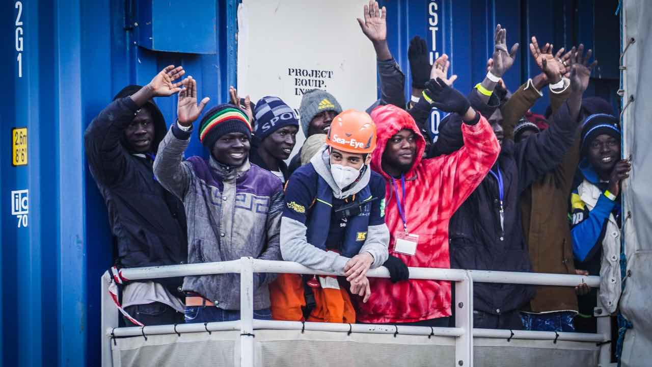 Napoli, migranti a bordo della Ong Sea Eye 4