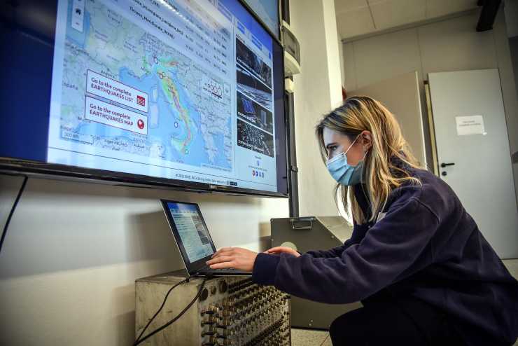 Operatrice Ingv controlla sismografo