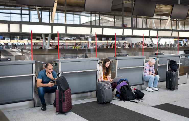 passeggeri in attesa all'aeroporto Jfk