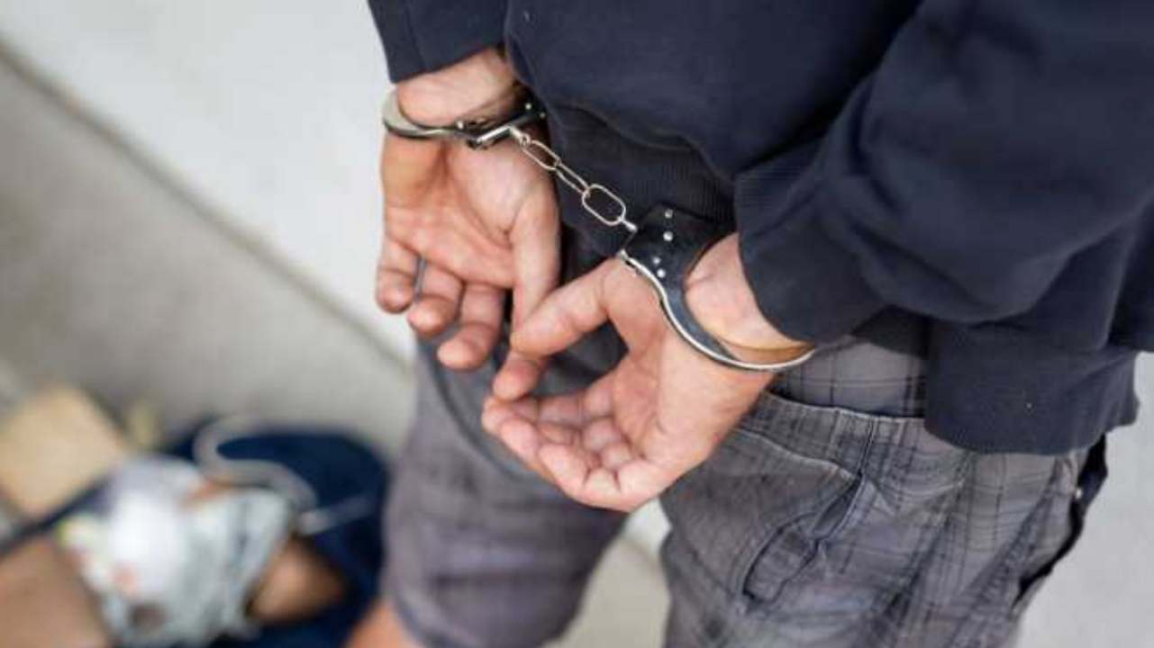 Persona con le manette