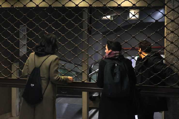 Persone davanti metro Milano chiusa