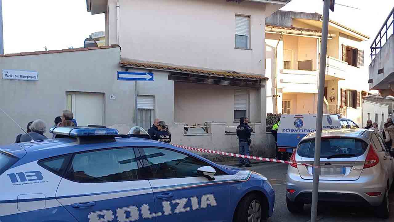 Polizia all'esterno dell'abitazione di Monica Vinci e Chiara Carta