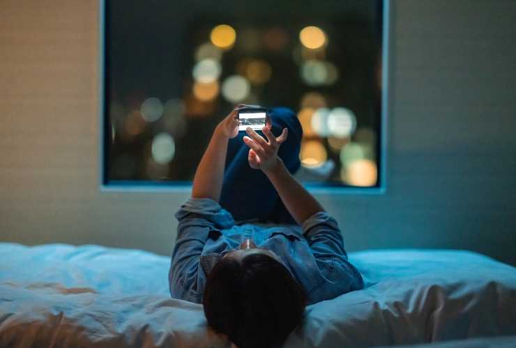 Ragazza che utilizza il proprio smartphone