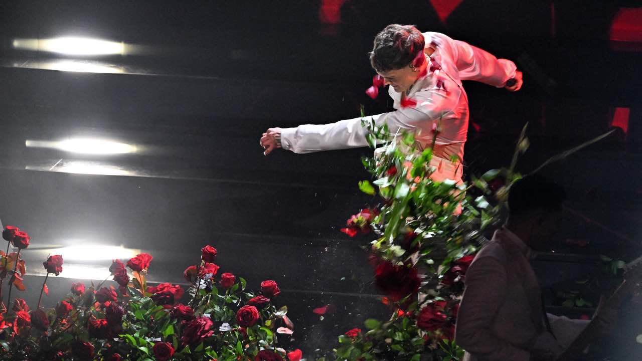 Blanco prende a calci i fiori di Sanremo