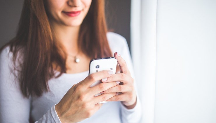 Ragazza con smartphone