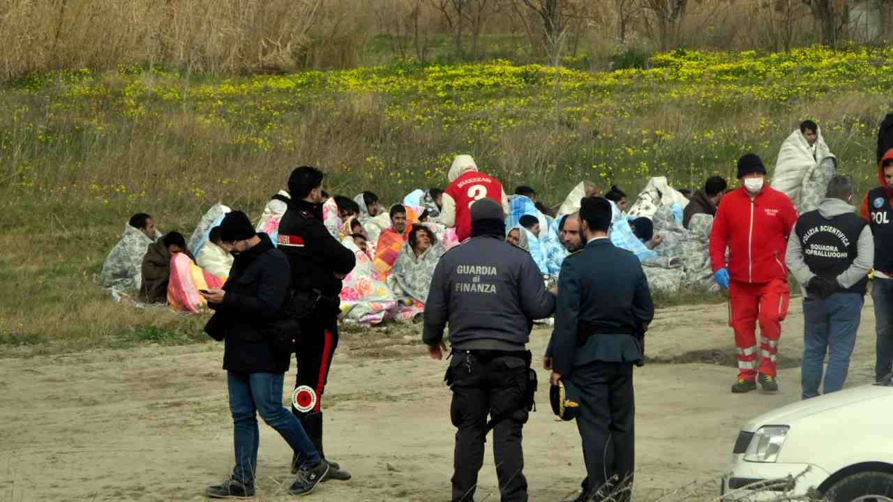 Soccorsi e migranti salvati a Crotone