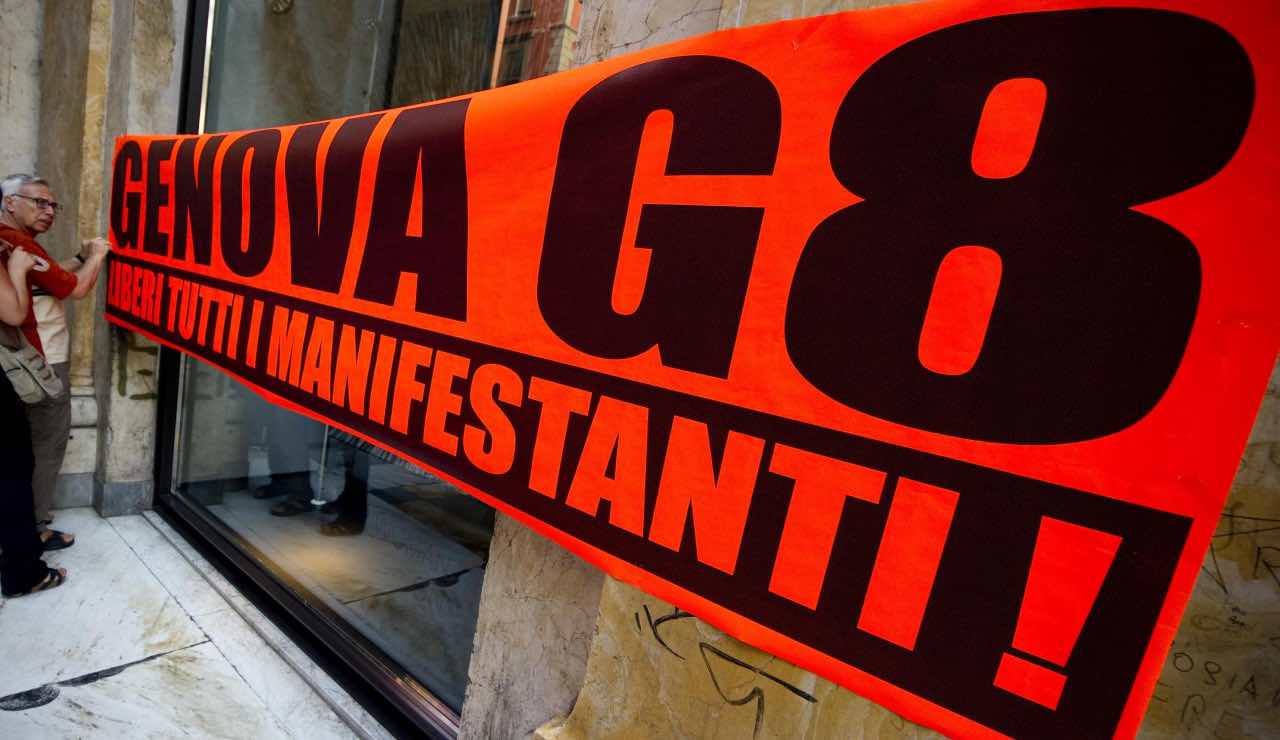 Striscione protesta G8 di Genova