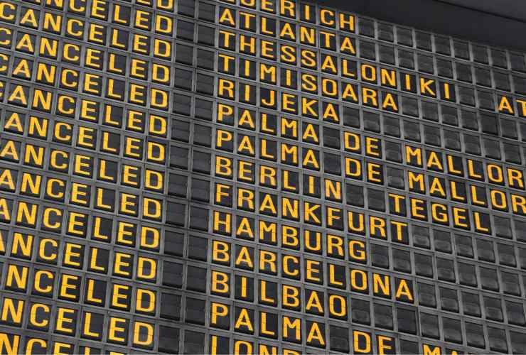 Tabellone con voli cancellati