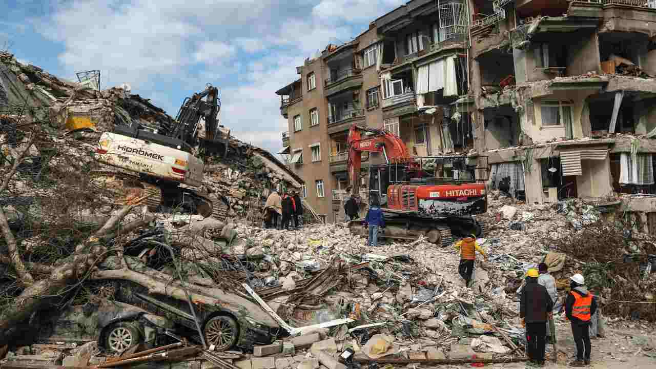Terremoto in Siria e Turchia, le ricerche fra le macerie