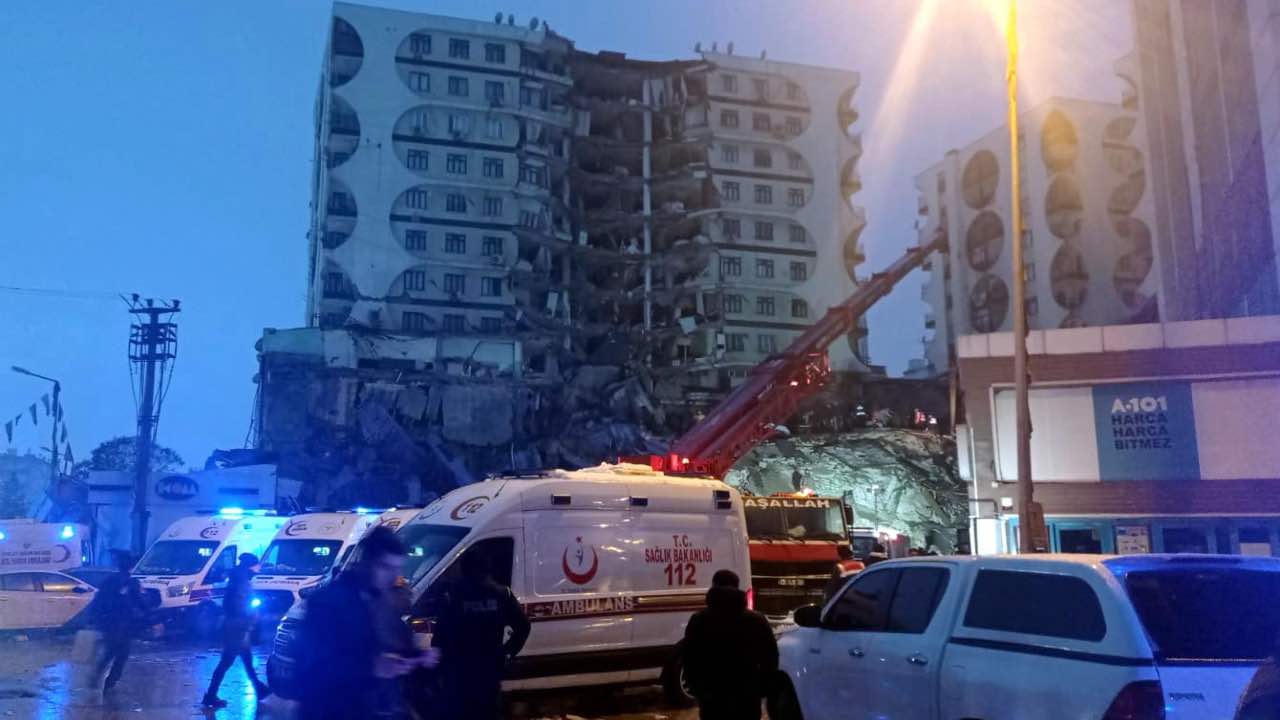 Turchia, palazzo colpito dal terremoto