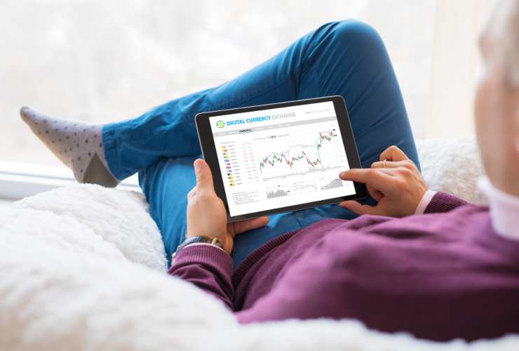 Uomo che fa trading su tablet