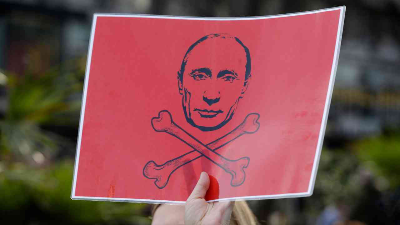 Vladimir Putin disegnato su un manifesto