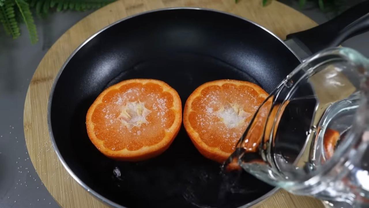 Orangen in Wasser und Zucker