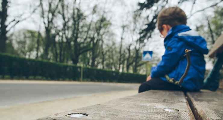 Bimbo sulla panchina