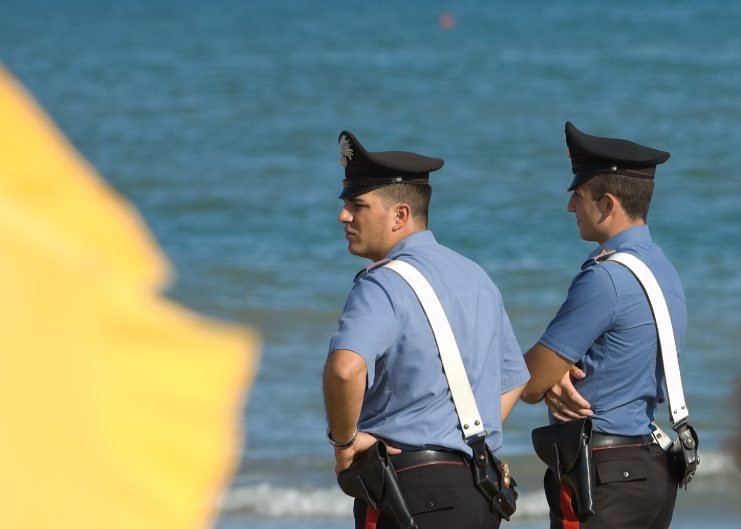 carabinieri in spiaggia
