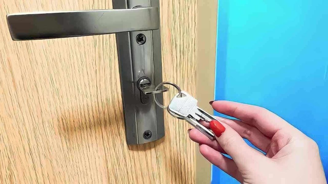 Ecco perché lasciare le chiavi attaccate alla porta di notte è un gravissimo errore Ecco perché lasciare le chiavi attaccate alla porta di notte è un gravissimo errore