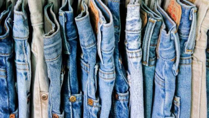 Comment coudre un trou entre les jambes d'un jean sans laisser de trace