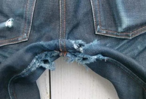 Comment coudre un trou entre les jambes d'un jean sans laisser de trace