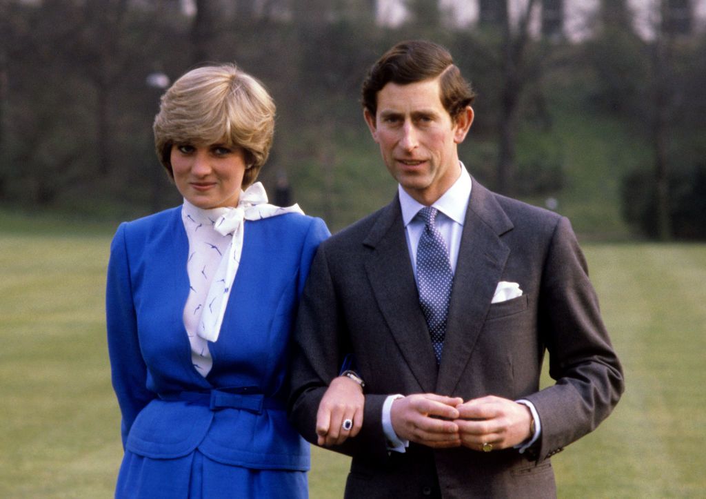 Un giovane Principe Carlo insieme alla Principessa Diana