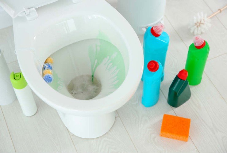 Limpieza de baños con productos químicos