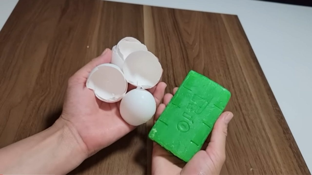 3 vaječné skořápky a kostka mýdla
