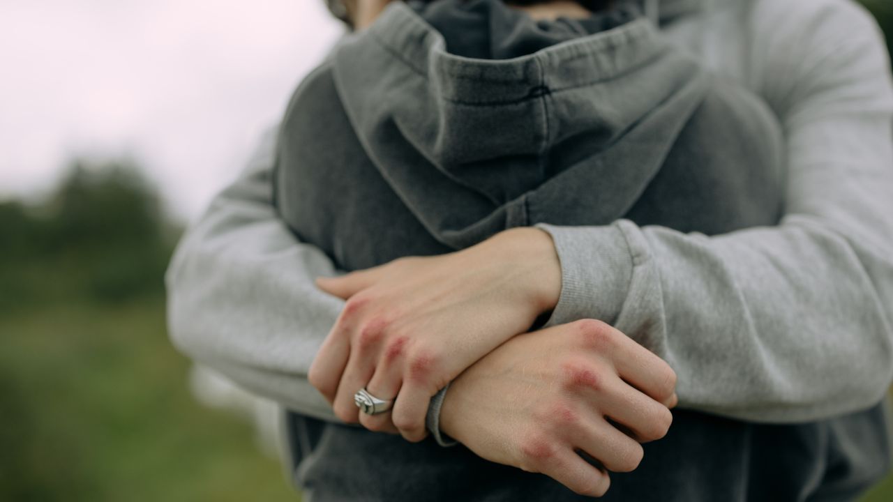 Abbraccio di una mamma a suo figlio