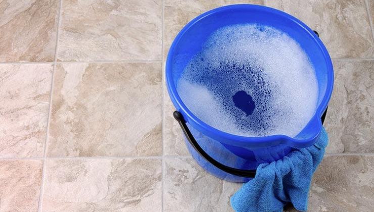 Acqua nel secchio per pavimenti profumatissimi