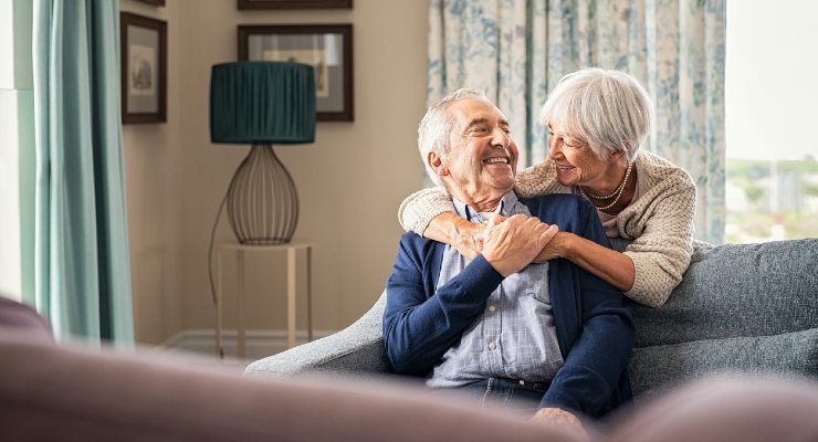 Anziani si abbracciano felici