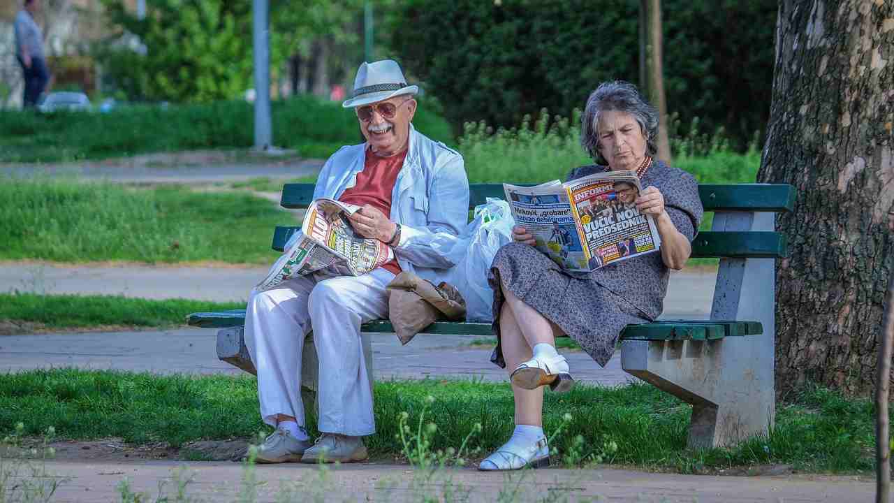 Anziani su di una panchina