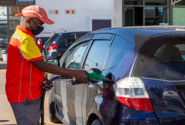 Benzinaio che fa il pieno