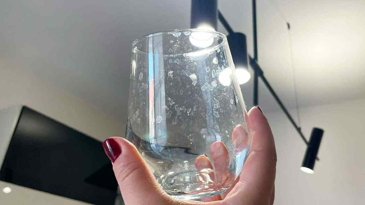 aloni bianchi sui bicchieri