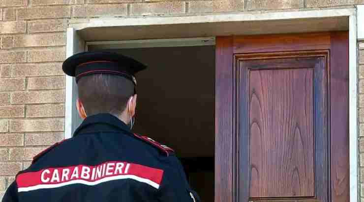 Carabinieri nel casolare