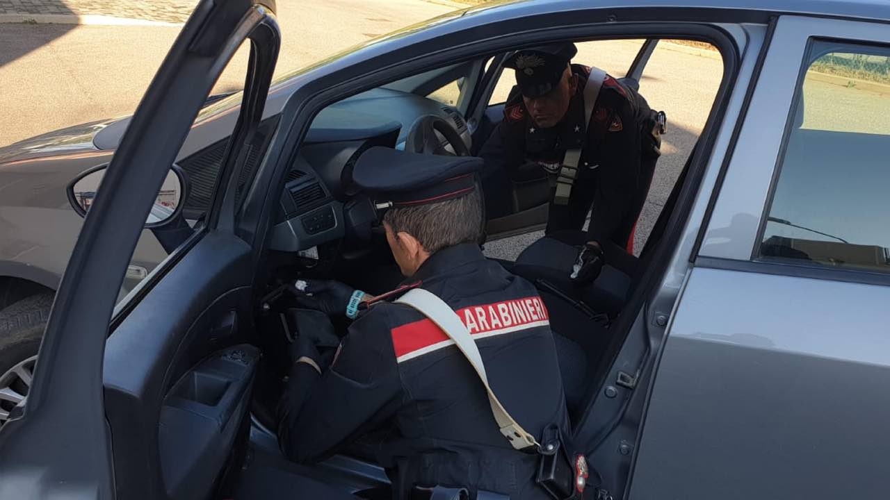 Carabinieri perquisiscono auto