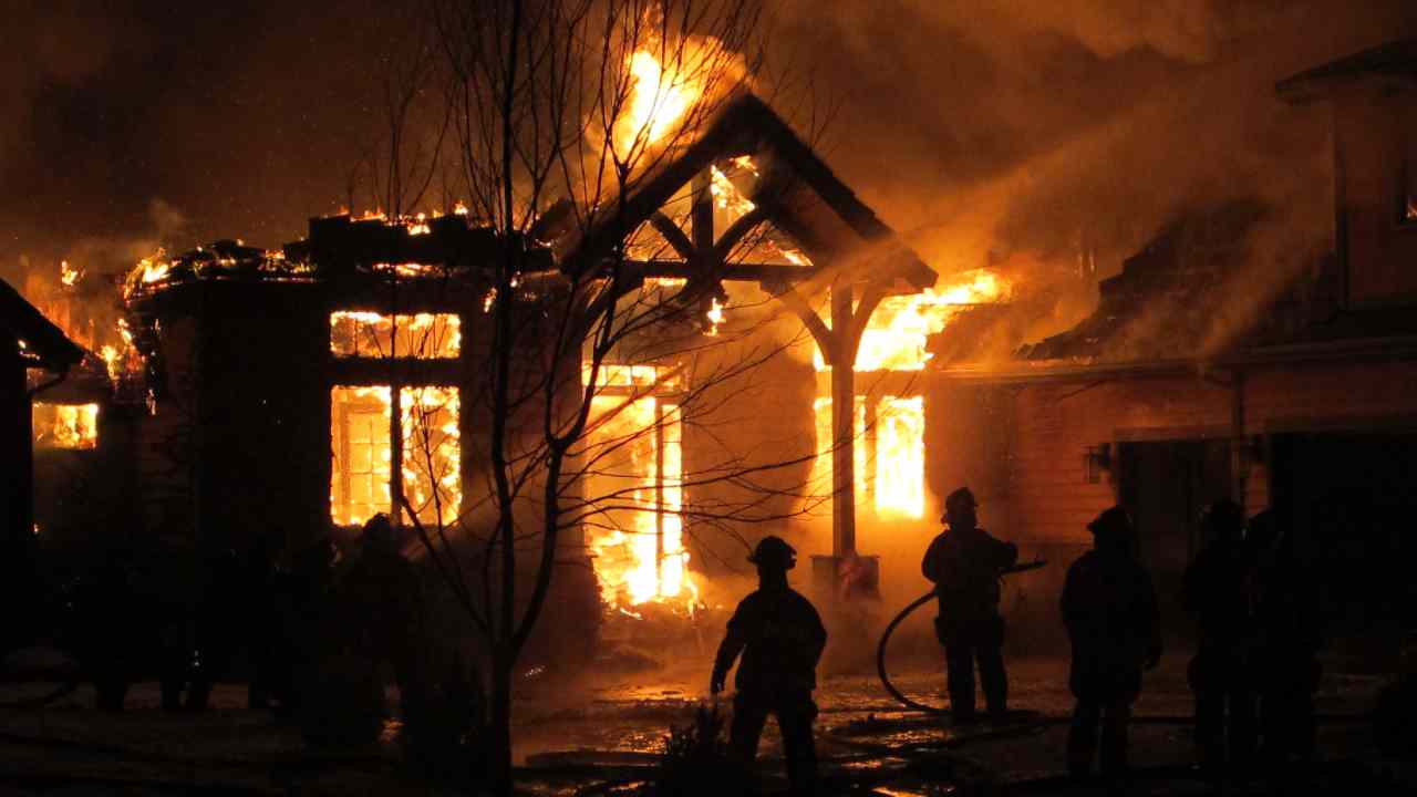 Casa in fiamme