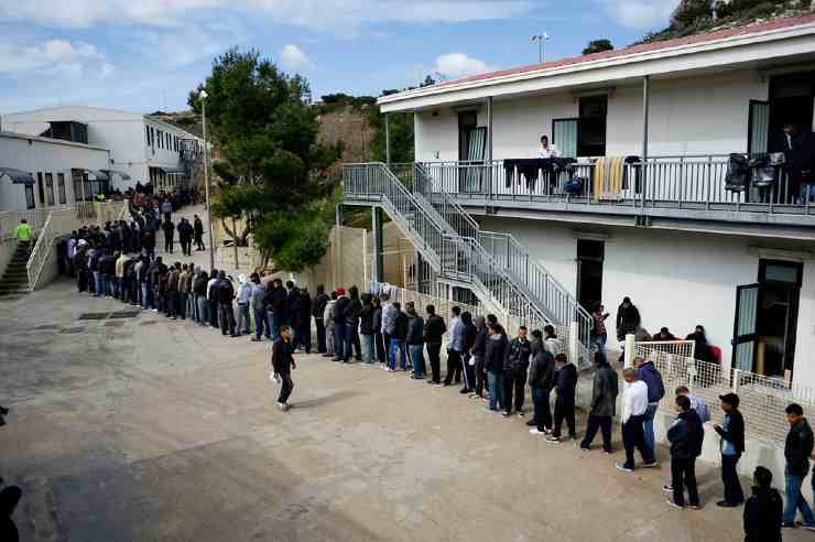 Contrada Imbriacola, migranti in fila per entrare all'hotspot