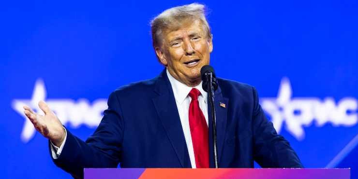 Donadl Trump durante il discorso tenuto alla Conferenza politica annuale dei conservatori il 4 marzo 2023