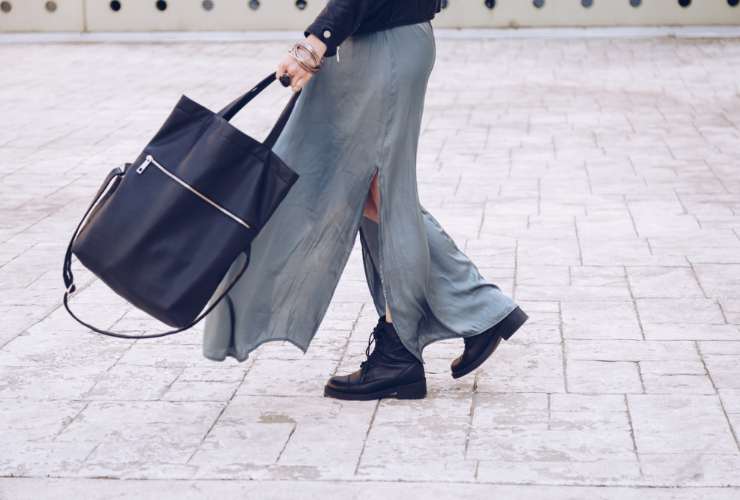 Donna con tote bag 