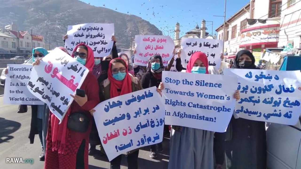 Donne afghane protestano per i diritti 