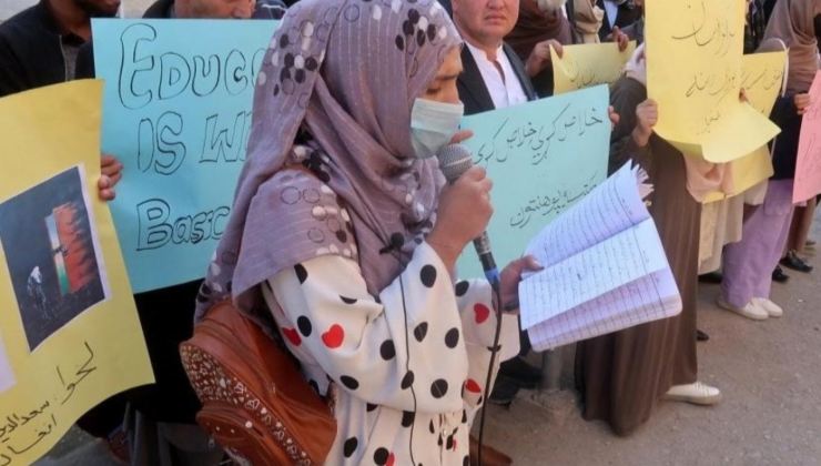 Donne protestano contro il divieto di istruzione in Afghanistan 