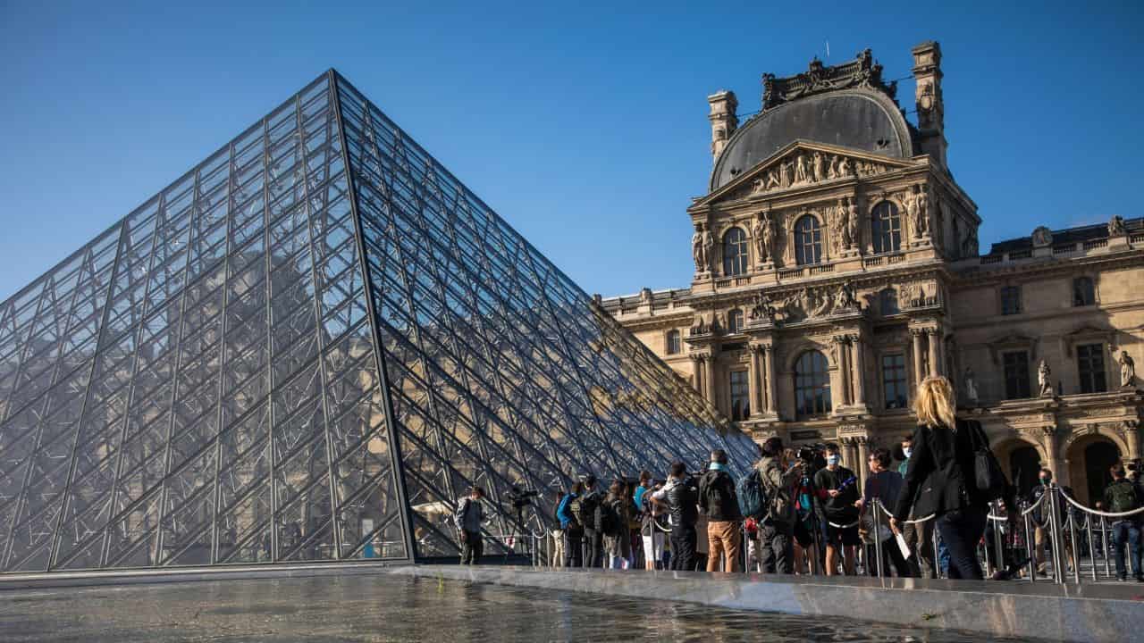 Esterno del piazzale del Louvre