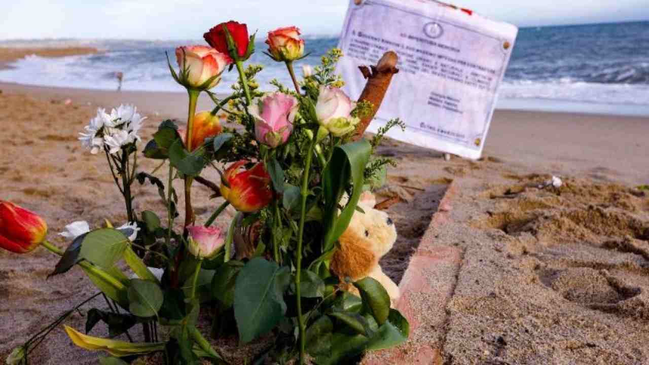Fiori per omaggiare i migranti morti a Cutro